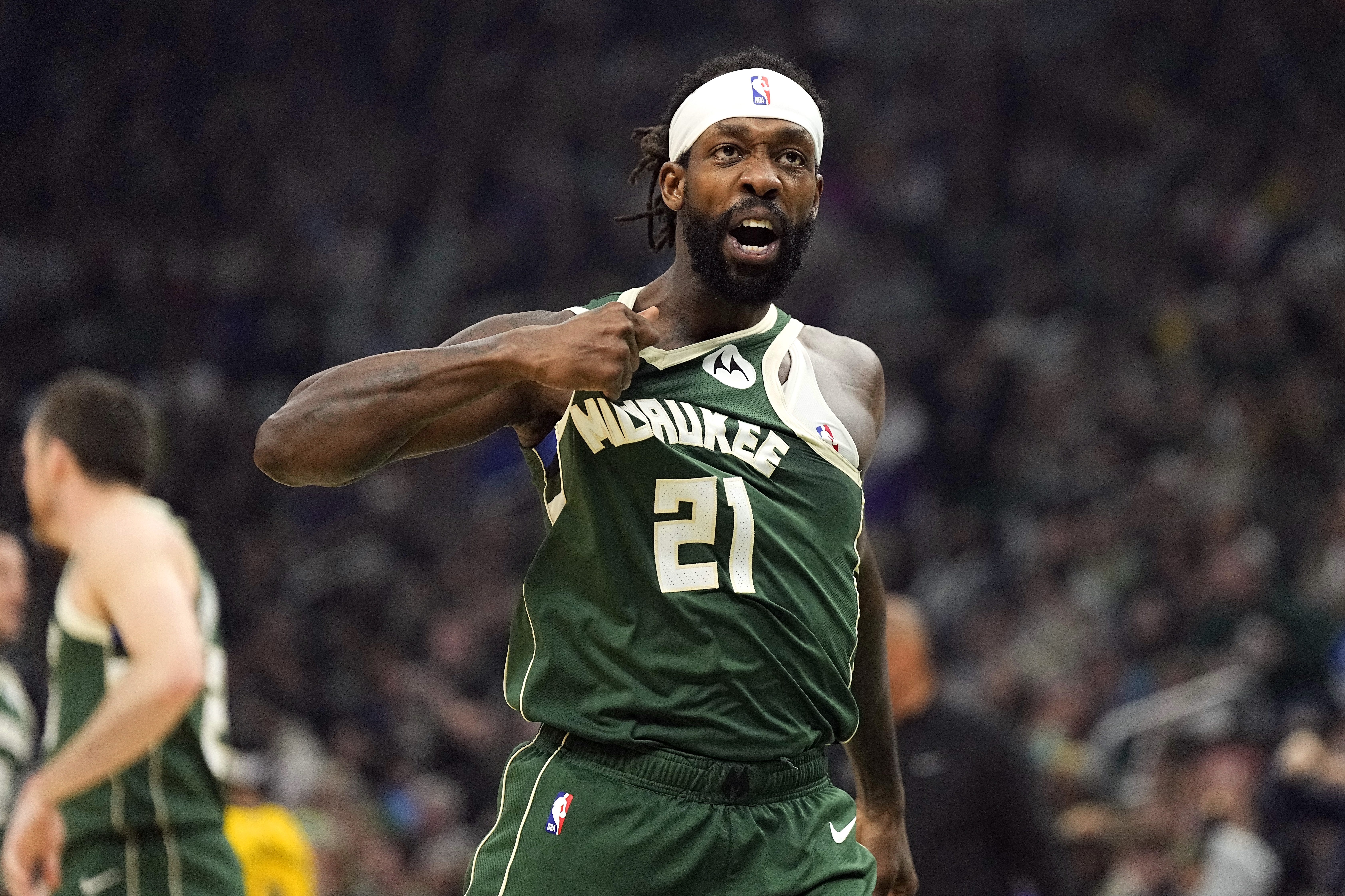 此前被NBA停薪禁賽4場(chǎng)！兩名步行者球迷起訴去年用球砸人的貝弗利